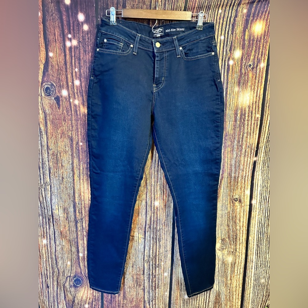 P-012 womens Levi Strauss size 8 skinny jeans